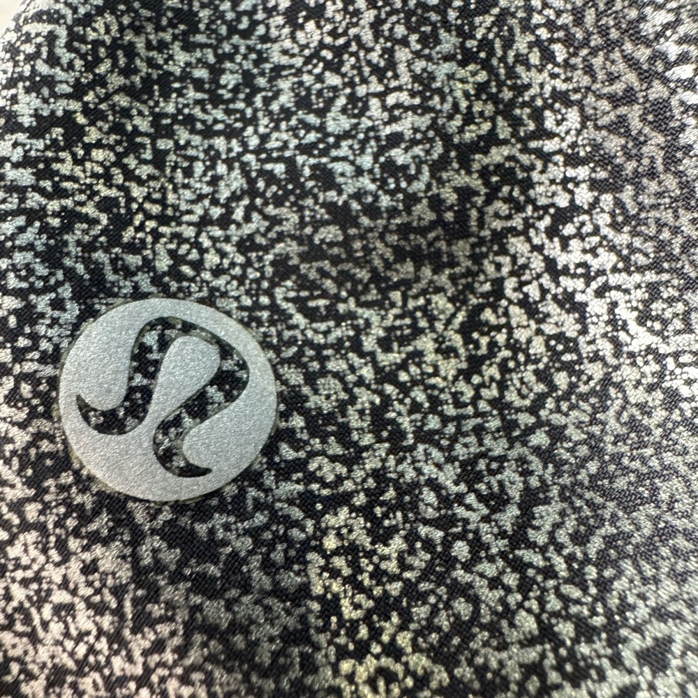 LULULEMON Speed Up 2.5" Shorts Luminosity Foil Metallic Print Black Silver, 8 - Picture 7 of 10